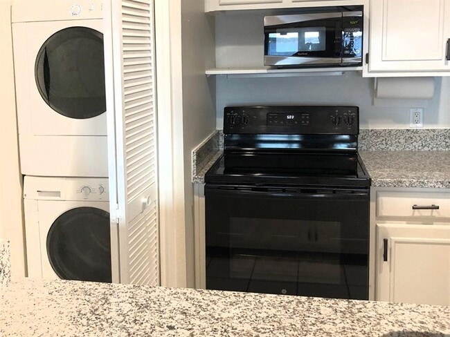 Building Photo - 801 River Rd