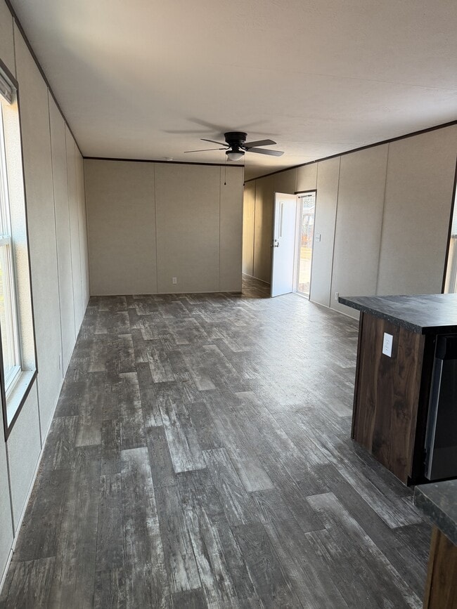 Building Photo - 501 Mercedes St