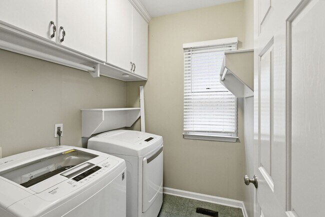 Building Photo - 913 Magnolia Ct W