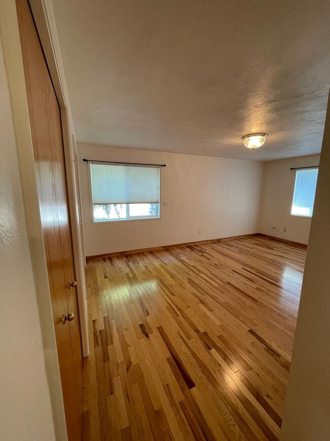 Building Photo - Large 4 Bed/ 2 Full Bath Home in the Gilha...
