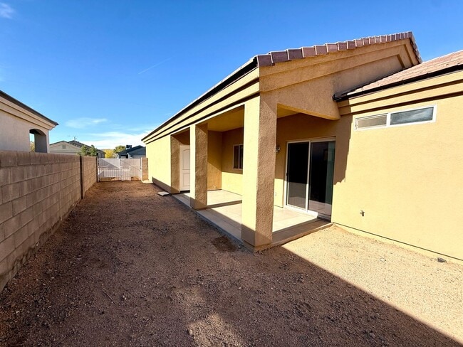 Building Photo - Great 3 Bedroom, 2 Bathroom Home Centrally Located- Available Now!