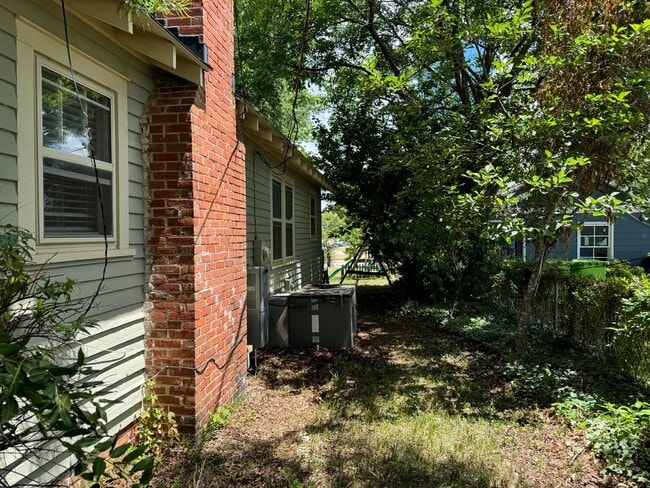 Building Photo - Cute Bungalow Near NC State Fairgrounds - ...