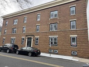 Building Photo - 622 Warren St