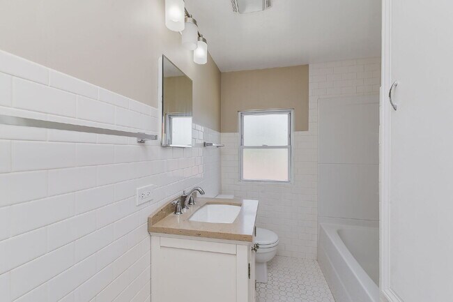 Building Photo - Charming 3-Bedroom with 2 Full Baths in the Heart of Lemont