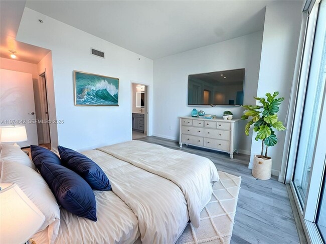 Building Photo - 1900 N Bayshore Dr