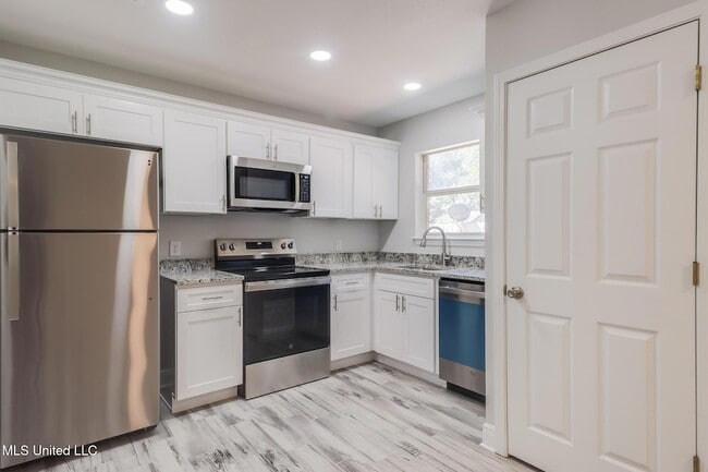 Building Photo - 233 Milray Ln