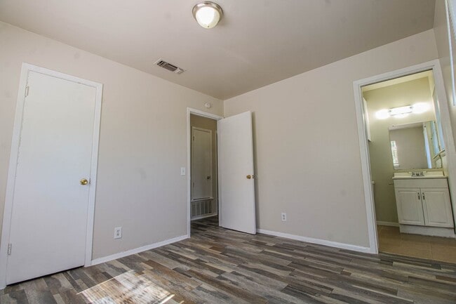 Building Photo - 5822 Branch Valley Dr