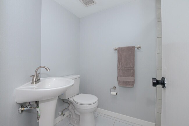 Building Photo - 1530 SE Royal Green Cir