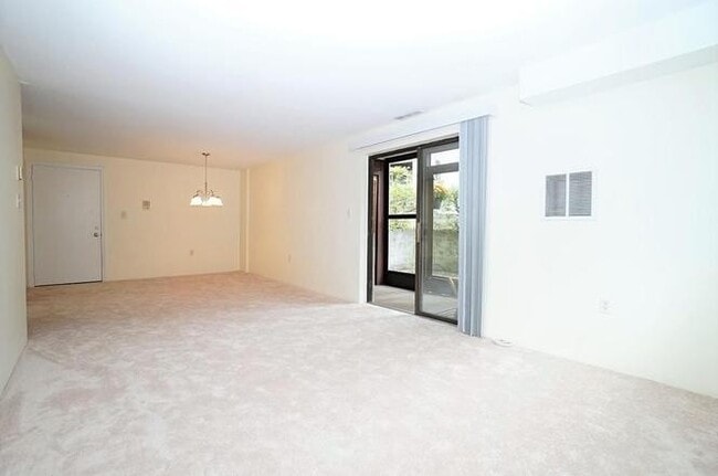 Building Photo - Spacious Condo with Parking, Heat/Hot Wate...