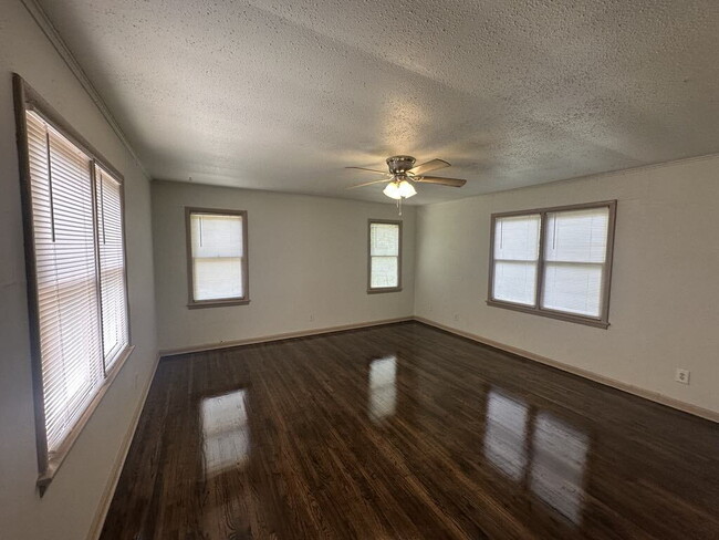 Building Photo - Charming 3-Bed Home in North Tulsa with Sp...