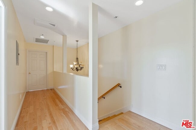 Building Photo - 2018 Hillcrest Dr