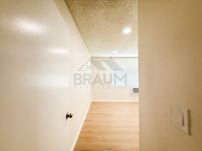 Building Photo - 13115 Oxnard St