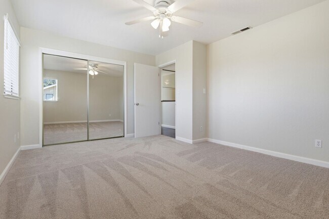 Building Photo - Great 3 Bedroom Townhome with Garage!