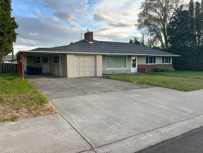 Primary Photo - 4 Bed/2Bath home with large yard near scho...