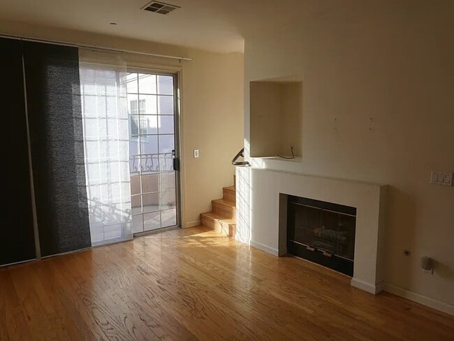 Building Photo - Beautiful Townhouse | Prime Location