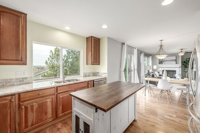 Building Photo - $0 DEPOSIT OPTION. BEAUTIFULLY MAINTAINED ...