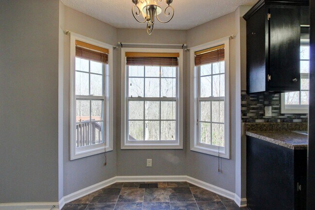 Building Photo - Sweet 3 bed 2 bath.  Cat friendly.