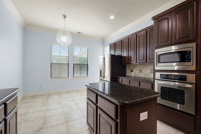 Building Photo - 3019 Royal Oaks Grove