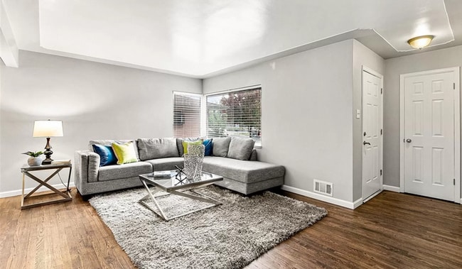 Building Photo - Furnished 3 bedroom 1 bathroom apartment