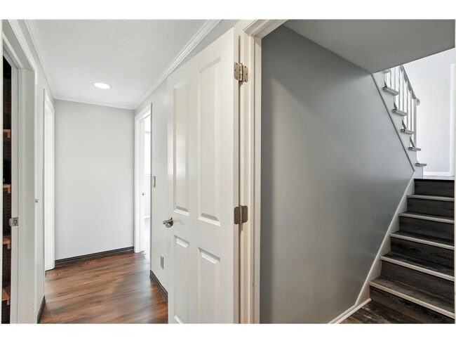 Building Photo - 455 Black Oaks Ln N