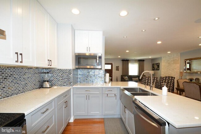 Building Photo - 6317 Everglades Dr