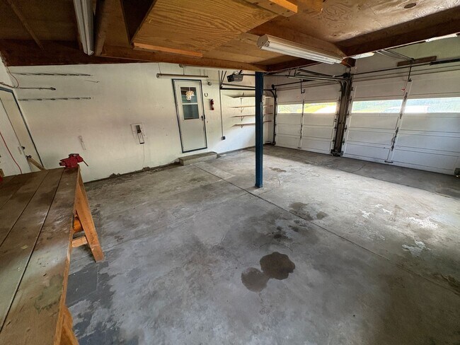 Building Photo - Spacious Home with Attached Garage & Fenced Backyard