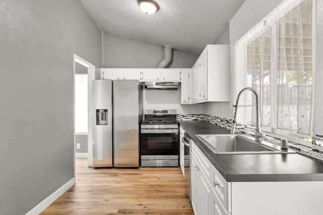 Building Photo - 2863 Roseann Ave