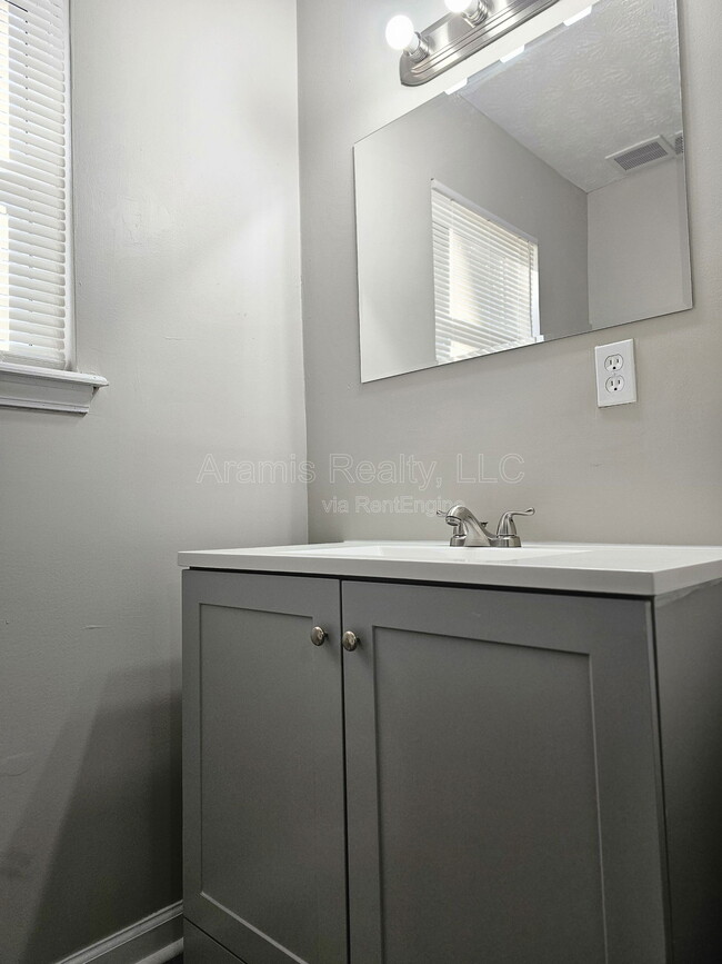 Building Photo - 3046 Embry Way SE