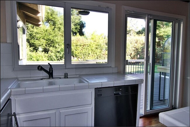 Building Photo - Lovely spacious home, dual levels, Cuperti...