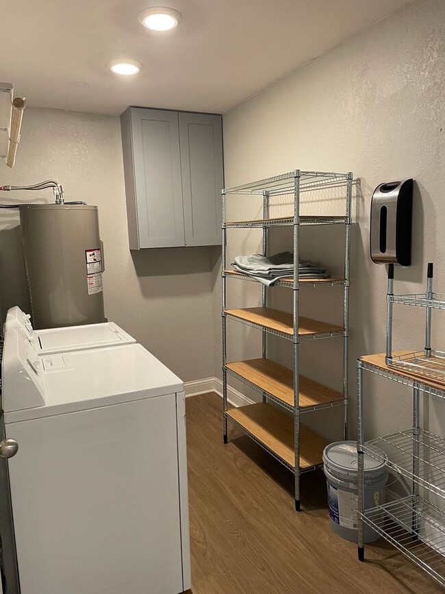 Building Photo - Available Now! Updated and Upgraded 3 Bed/2 Bath_Lawn Care Included