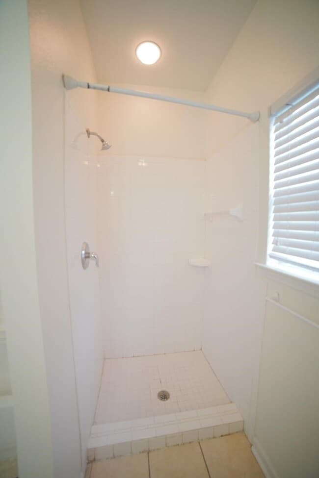 Building Photo - 829 Dent St