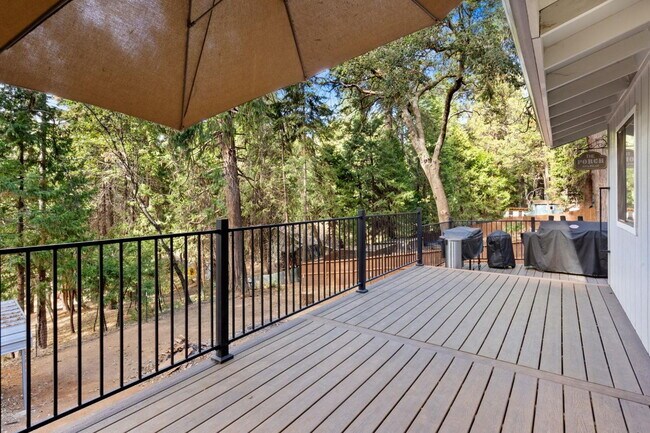 Building Photo - Rare 4-bedroom home in Camino for rent!