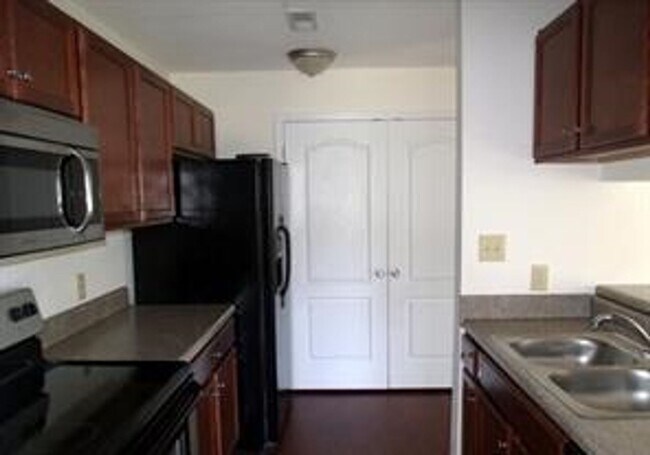 Building Photo - 661 Bartons Landing Pl