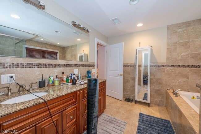 Building Photo - 27 Evergreen Ave