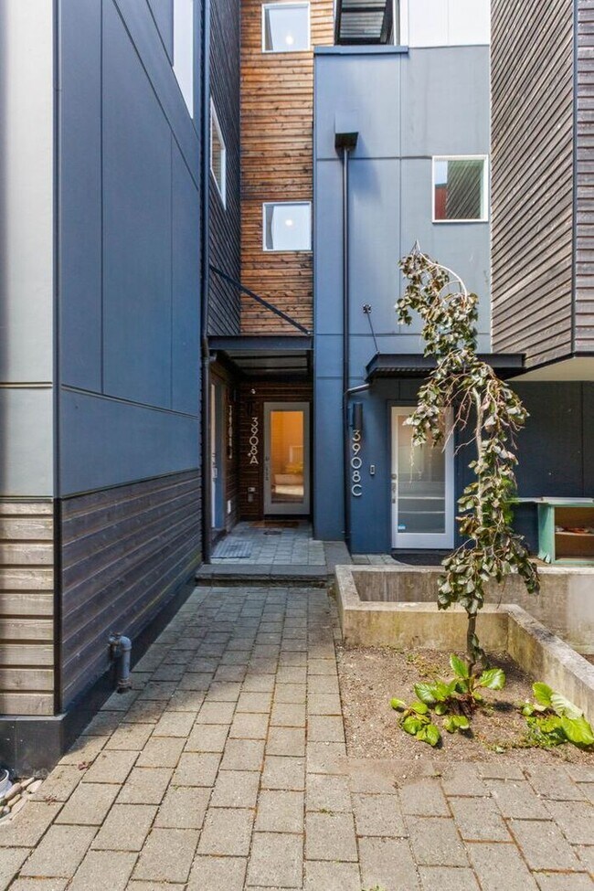 Building Photo - Stunning Columbia City Townhome w/ Views and Air Conditioning