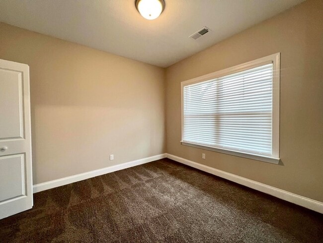 Building Photo - 9015 Seven Lakes Dr