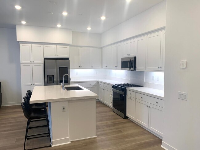 Building Photo - State of the Art-Trendy 1+1 Luxury Condo i...