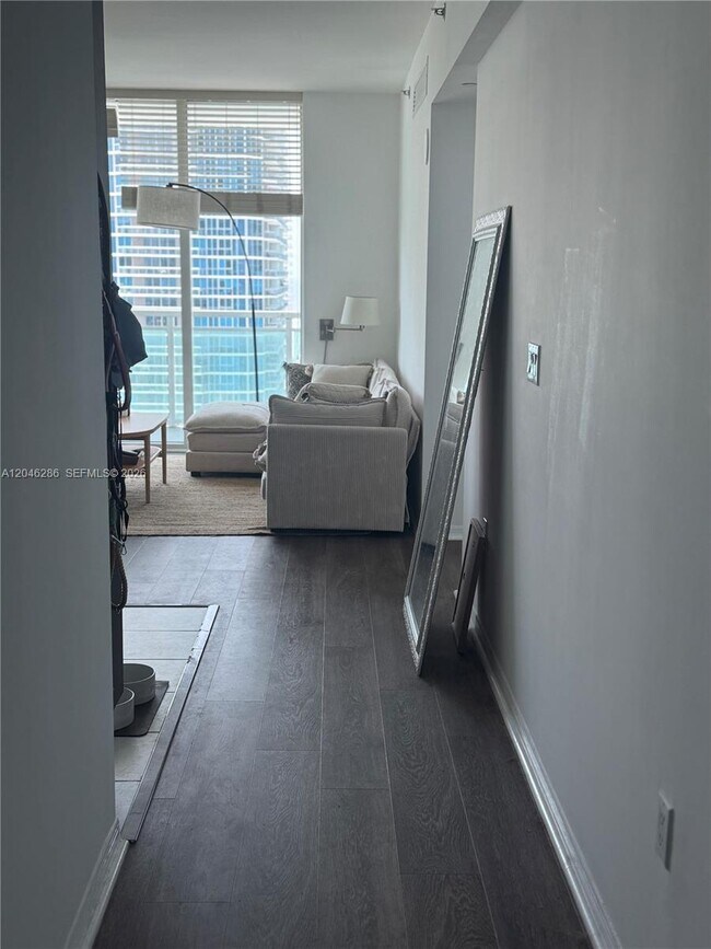 Building Photo - 950 Brickell Bay Dr