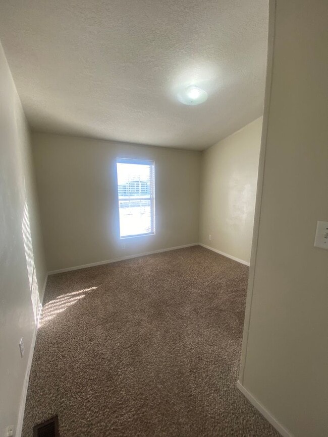 Building Photo - 4 Bedroom Single Family Home!