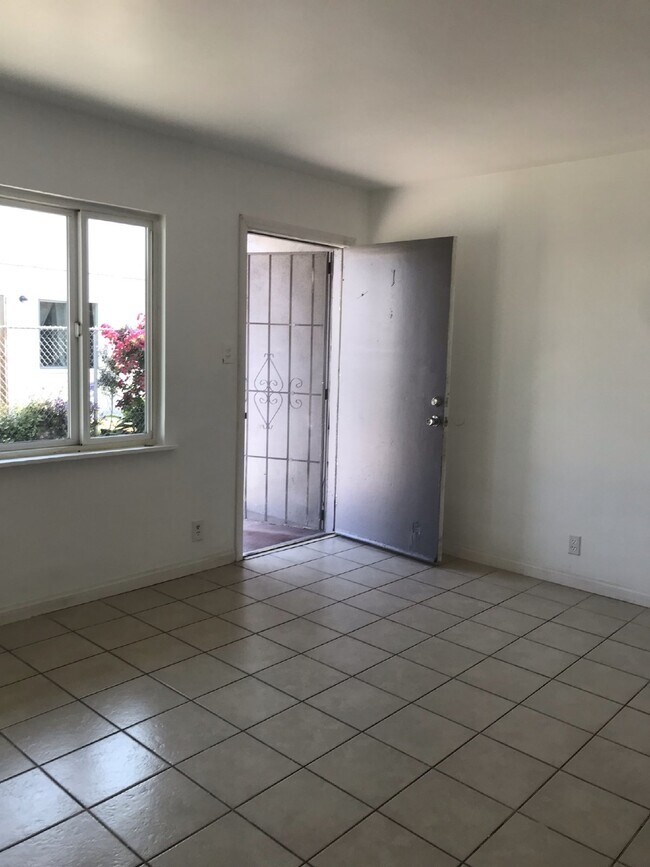 Building Photo - "Charming 2-Bedroom Unit in Oxnard's Heart...