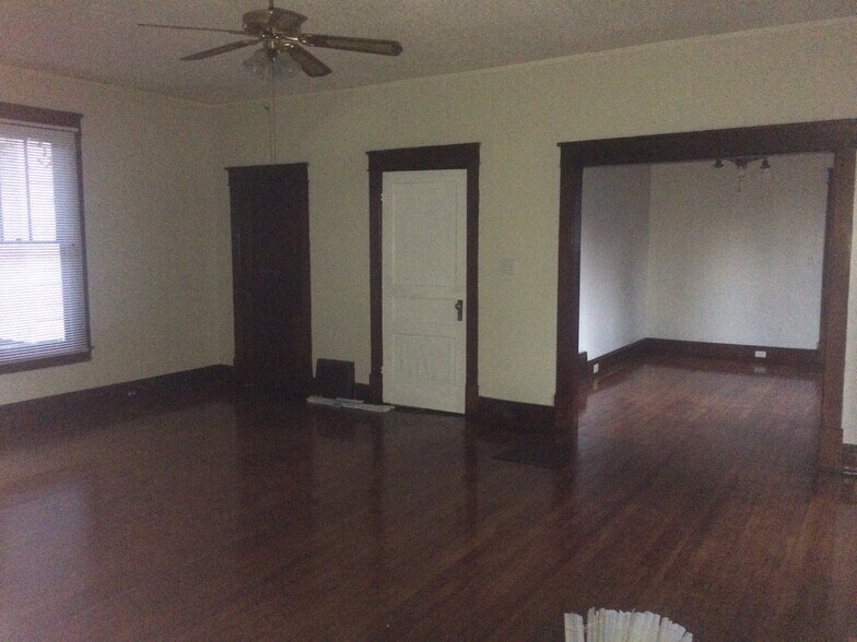 Building Photo - 617 Moulton St E