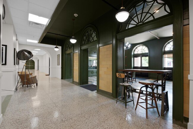 Building Photo - 301 N Mulberry St