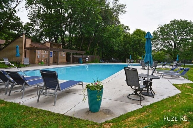 Building Photo - 481 W Eagle Lake Dr