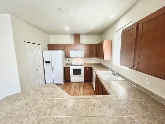 Building Photo - Spacious Condo Available Now!