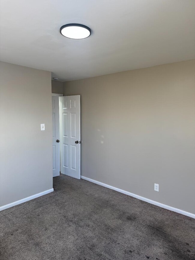 Building Photo - 525 14th Ave