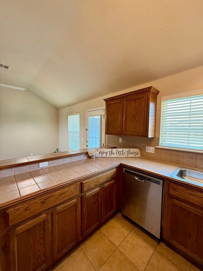 Building Photo - Spacious Home in Apple Valley- Moore