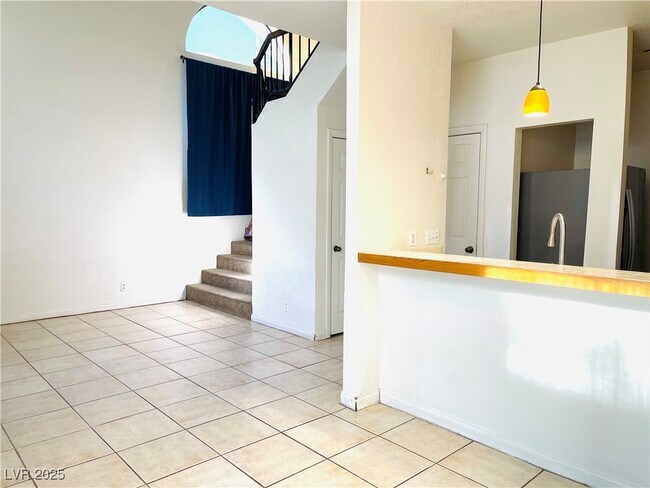 Building Photo - 3217 Opera Dr