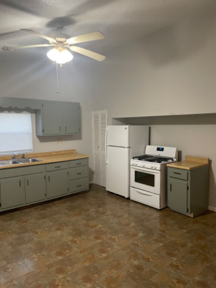 Building Photo - 165 Midway Dr