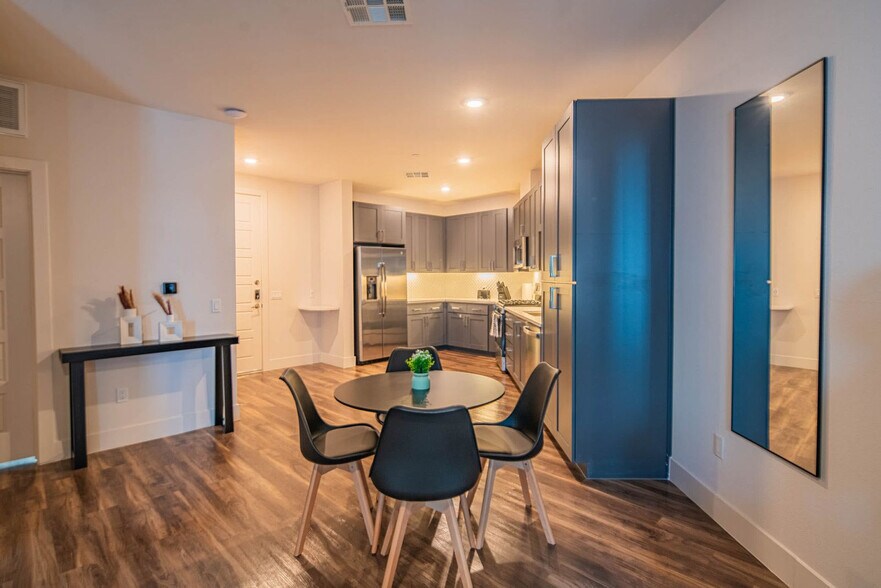 Building Photo - 15501 N Dial Blvd