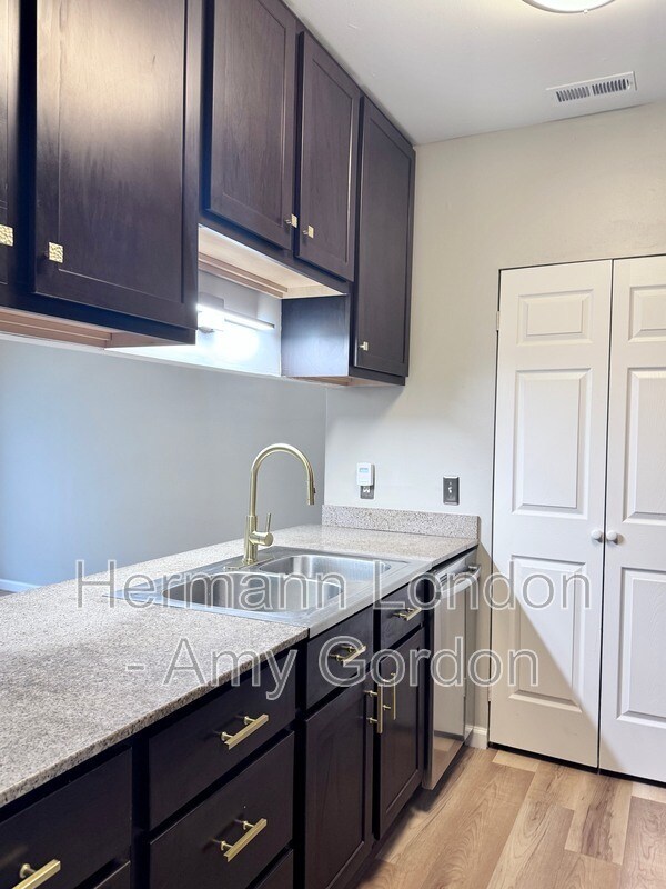 Building Photo - 2336 Rutger St
